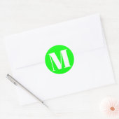 Het aantal neongroen van het monogram initiaal aan ronde sticker (Envelop)