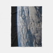 Het aardoppervlak boven een bewolkt Western Austra Fleece Deken (Voorkant)