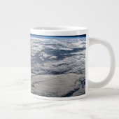 Het aardoppervlak boven een bewolkt Western Austra Grote Koffiekop (Rechts)