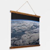 Het aardoppervlak boven een bewolkt Western Austra Hangend Wandkleed (Gebogen)