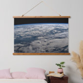 Het aardoppervlak boven een bewolkt Western Austra Hangend Wandkleed (Slaapkamer)