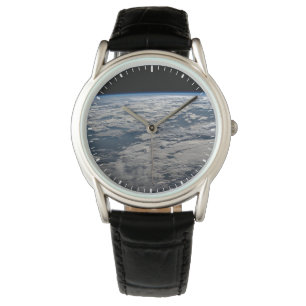 Het aardoppervlak boven een bewolkt Western Austra Horloge