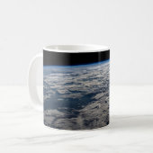 Het aardoppervlak boven een bewolkt Western Austra Koffiemok (Voorkant links)