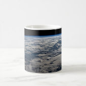 Het aardoppervlak boven een bewolkt Western Austra Koffiemok (Center)