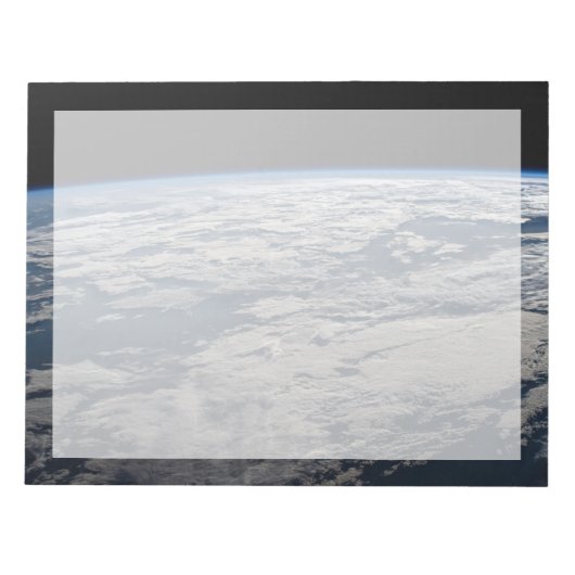 Het aardoppervlak boven een bewolkt Western Austra Notitieblok (Voorkant)