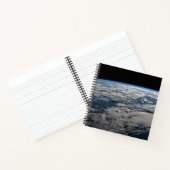 Het aardoppervlak boven een bewolkt Western Austra Notitieboek (Binnen)