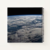 Het aardoppervlak boven een bewolkt Western Austra Notitieboek (Achterkant)
