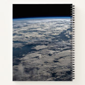 Het aardoppervlak boven een bewolkt Western Austra Notitieboek (Achterkant)