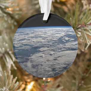 Het aardoppervlak boven een bewolkt Western Austra Ornament