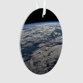 Het aardoppervlak boven een bewolkt Western Austra Ornament (voorkant)