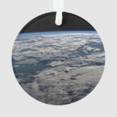 Het aardoppervlak boven een bewolkt Western Austra Ornament (achterkant)