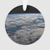 Het aardoppervlak boven een bewolkt Western Austra Ornament (voorkant)