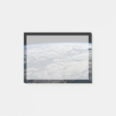 Het aardoppervlak boven een bewolkt Western Austra Post-it® Notes (Voorkant)