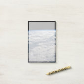 Het aardoppervlak boven een bewolkt Western Austra Post-it® Notes (Op bureau)