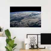 Het aardoppervlak boven een bewolkt Western Austra Poster (Thuiskantoor)
