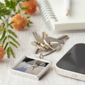 Het achterste gedeelte van de gesloten ruimtepende sleutelhanger (Zijkant)