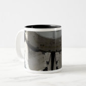 Het achterste gedeelte van de Space Shuttle Endeav Tweekleurige Koffiemok (Voorkant links)