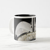 Het achterste gedeelte van de Space Shuttle Endeav Tweekleurige Koffiemok (Voorkant links)