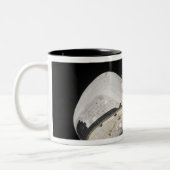 Het achterste gedeelte van de Space Shuttle Endeav Tweekleurige Koffiemok (Links)