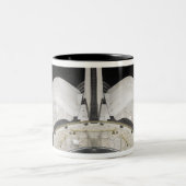 Het achterste gedeelte van de Space Shuttle Endeav Tweekleurige Koffiemok (Center)
