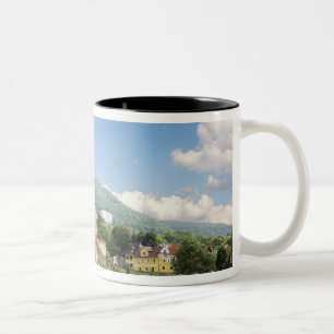 Het adembenemende kasteel Schonbuhel ligt boven de Tweekleurige Koffiemok