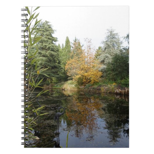Het afbeelding van de tuinscène, mooie bomen... notitieboek (Voorkant)