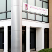 Het Afstudeerder van de Banner van het Afstuderen (Buitenkant Gebouw)