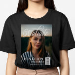 Het Afstuderen Afstuderen van het Tijdschrift van  T-shirt<br><div class="desc">Zet je afstudeerder op de cover van hun eigen stijlvolle, gepersonaliseerde magazinepapier met ons leuke, op tijdschriften geïnspireerde afstuderen T-shirt. Het ontwerp kenmerkt een volledig fotoontwerp om de foto van de graduaat te kenmerken. "Afstuderen"is bedekt in een stijlvol manuscript. Personaliseer met de voornaam van het afstudeerder, familienaam, het jaar van...</div>