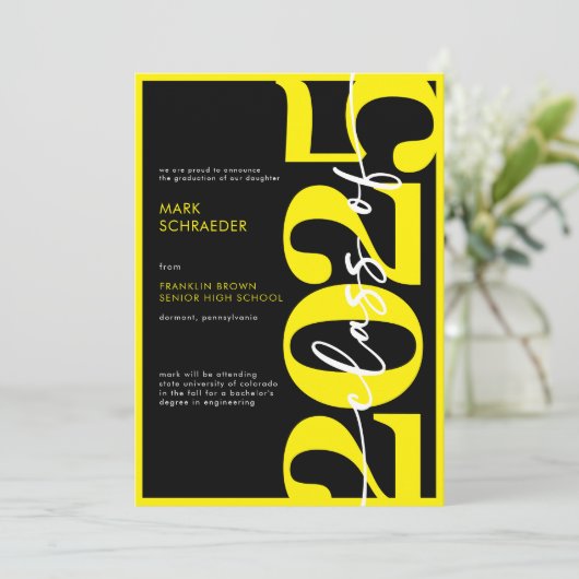 Het Afstuderen Modern Yellow Typography aangekondi Kaart (Staand voorkant)