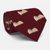 Het Afstuderen van de schrijver van het Bologieboe Stropdas (Opgerold)