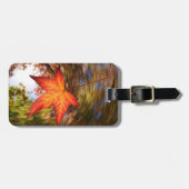 Het afvallen van Leaf uit een boom in de herfst Bagagelabel (Voorkant horizontaal)