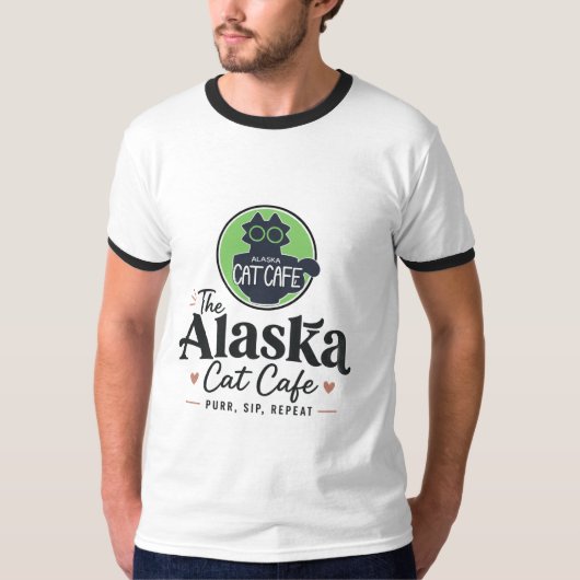 Het Alaska Cat Cafe “Purr, Sip, Repeat” T-shirt (Voorkant)