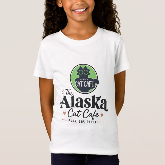 Het Alaska Cat Cafe “Purr, Sip, Repeat” T-shirt (Voorkant)