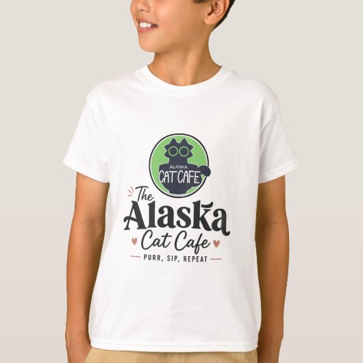 Het Alaska Cat Cafe “Purr, Sip, Repeat” T-shirt (Voorkant)