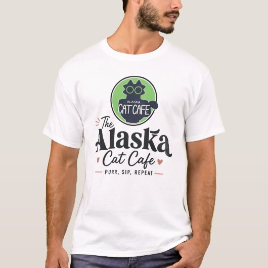 Het Alaska Cat Cafe “Purr, Sip, Repeat” T-shirt (Voorkant)