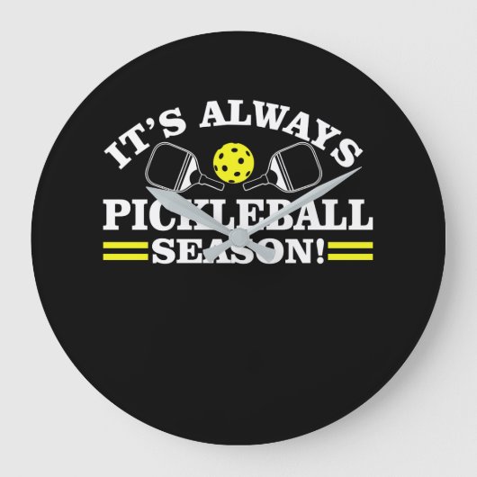 Het altijd Pickleball-seizoen Funny Shirt Grote Klok (Voorkant)