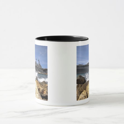 Het amfibieschip USS Kearsarge Mok (Midden)