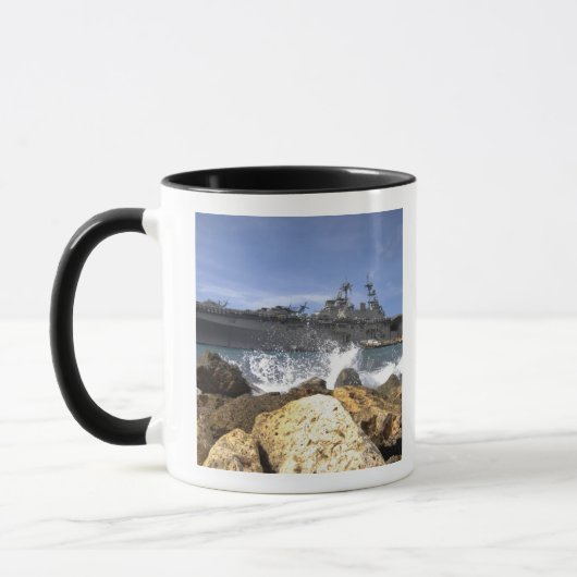 Het amfibieschip USS Kearsarge Mok (Links)