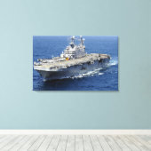 Het amfibieschip USS Peleliu Canvas Afdruk (Insitu (Houten vloer))