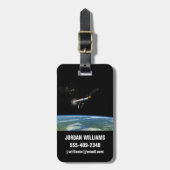 Het Atlas V541 lanceervoertuig in een baan om de a Bagagelabel (Voorkant verticaal)