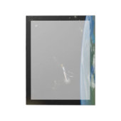 Het Atlas V541 lanceervoertuig in een baan om de a Notitieblok (Linkerzijde)