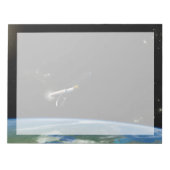 Het Atlas V541 lanceervoertuig in een baan om de a Notitieblok (Voorkant)