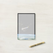 Het Atlas V541 lanceervoertuig in een baan om de a Post-it® Notes (Op bureau)