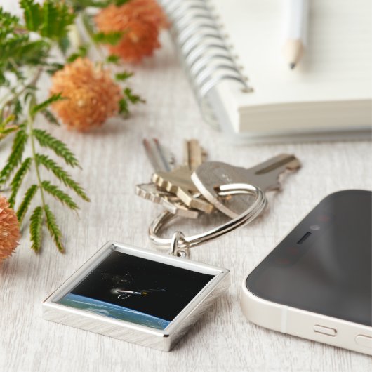 Het Atlas V541 lanceervoertuig in een baan om de a Sleutelhanger (Zijkant)