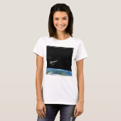 Het Atlas V541 lanceervoertuig in een baan om de a T-shirt (Voorkant volledig)