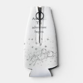 “Het Avontuur Begint” Koozie Fleskoeler (Achterkant)