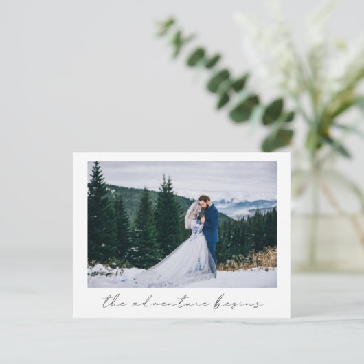 Het avontuur begint met de aankondiging van het fo (Staand voorkant)