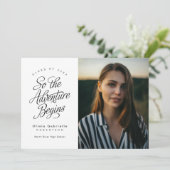 Het avontuur begint met minimalistisch Afstuderen Aankondiging (Staand voorkant)