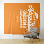 Het avontuur begint oranje afstudeerbackdrop wandkleed (In Situ (horizontaal))