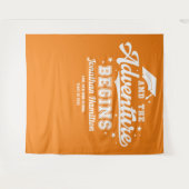 Het avontuur begint oranje afstudeerbackdrop wandkleed (Voorkant (horizontaal))